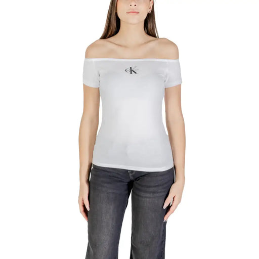 Femme portant une robe blanche à épaules dénudées Calvin Klein Jeans top avec un logo CK noir