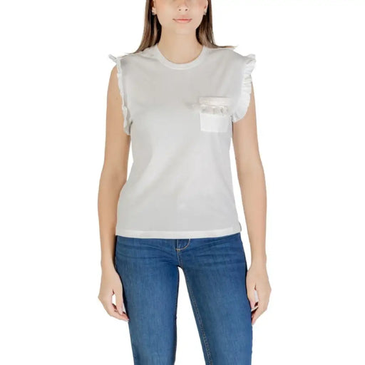 Elegant white sleeveless top with pocket for women, stylish and comfortable attire