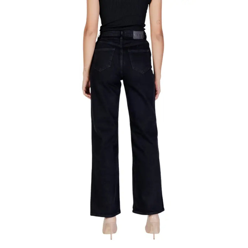 Jean en denim noir délavé, taille haute et jambes larges, vu de dos, avec une coupe taille haute et jambes larges et des poches classiques.