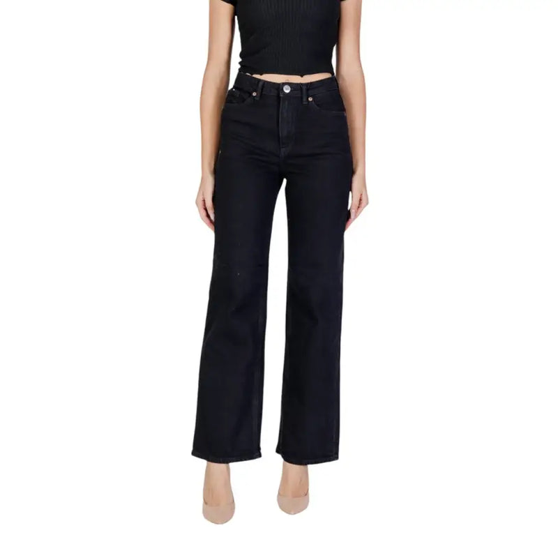 Jean en denim noir foncé à taille haute et jambes larges, coupe droite, vu de dos.
