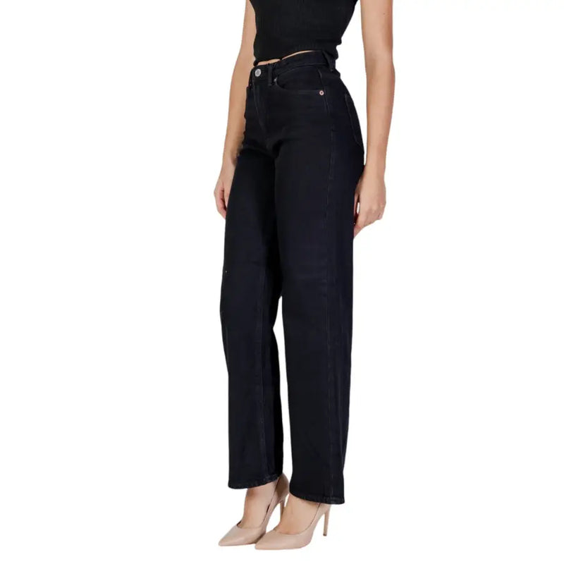 Jean noir en denim épais, taille haute, coupe droite, pour femme.