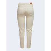 Jean skinny beige taille haute pour femme, en denim classique avec étiquette en cuir marron à la ceinture (vue arrière)