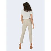 Jean beige taille haute pour femme, coupe droite, poches, avec détails de couture discrets et modernes.