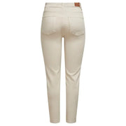 Jean beige taille haute pour femme, vue de dos, avec poches classiques et étiquette de marque en cuir marron à la ceinture.