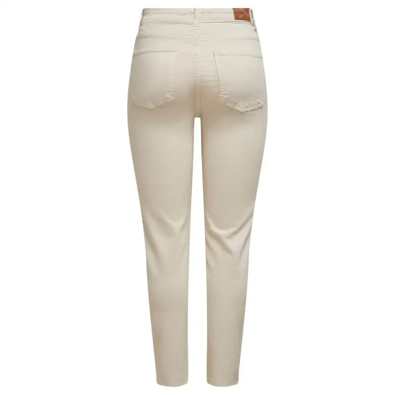 Jean beige taille haute pour femme, vue de dos, avec poches classiques et étiquette de marque en cuir marron à la ceinture.