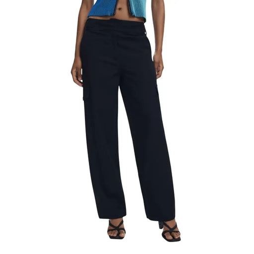 Women’s black wide-leg cargo trousers with high waist, zip closure, and front pockets