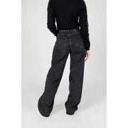 Jean noir à jambes larges pour femme, vu de dos, avec un délavage délavé et des poches arrière classiques.