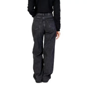Jean noir à jambes larges pour femme, en denim foncé délavé, coupe décontractée et poches arrière classiques (vue de dos).