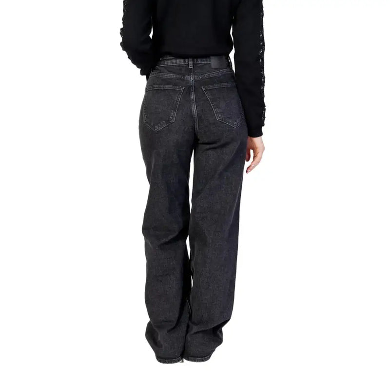 Jean noir à jambes larges pour femme, en denim foncé délavé, coupe décontractée et poches arrière classiques (vue de dos).