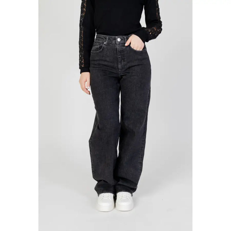 Jean noir à jambes larges pour femme, taille haute, coupe droite, vu de face