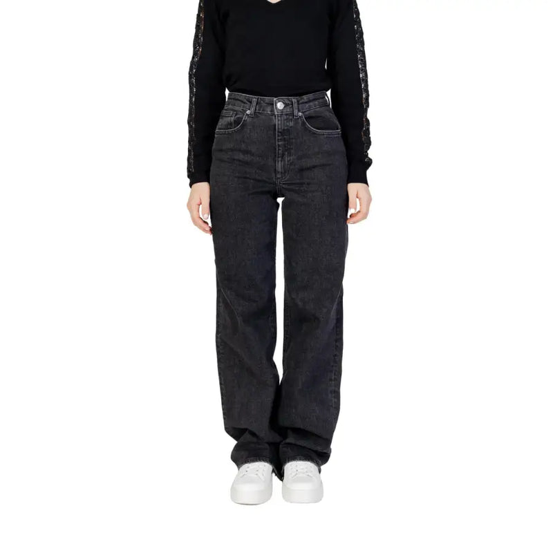 Jean noir pour femme, jambes larges, taille haute, denim foncé délavé, coupe droite, vu de face