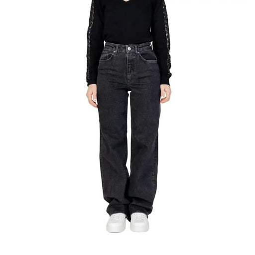Jean noir pour femme, jambes larges, taille haute, denim foncé délavé, coupe droite, vu de face