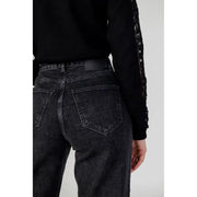 Jean noir à jambes larges pour femme, en denim gris foncé, avec une coupe classique à cinq poches et un délavage subtil aux cuisses.
