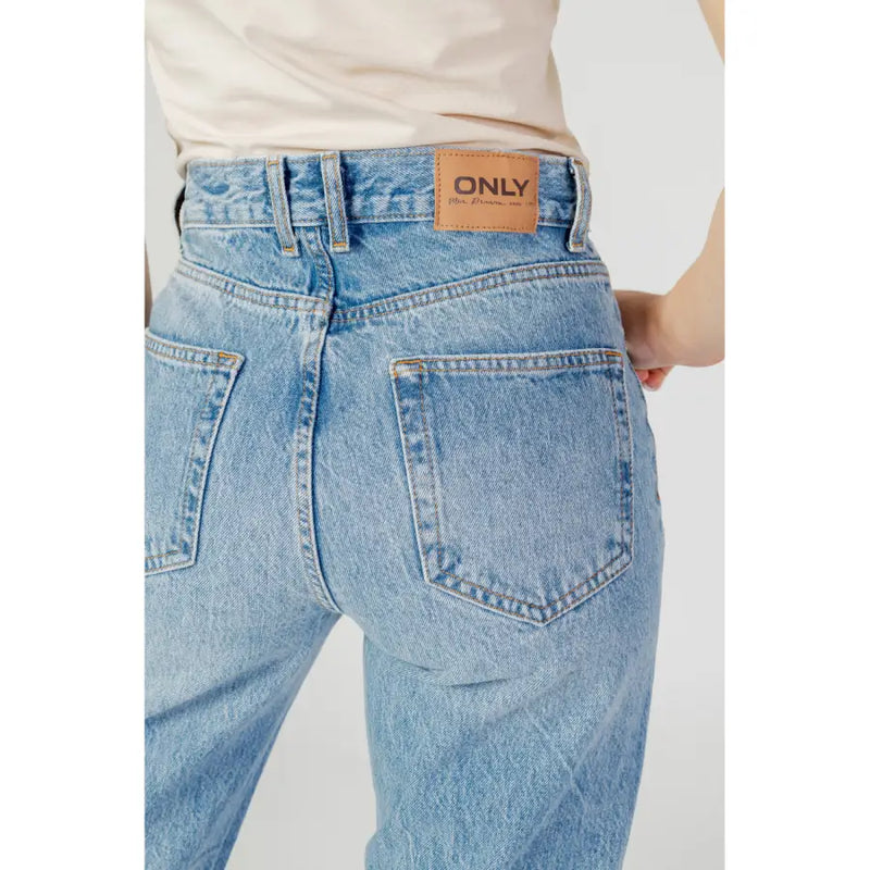 Jean en denim bleu clair pour femme, taille haute et poches arrière. only Écusson en cuir de la marque sur la hanche, vu de dos