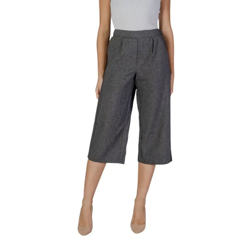 Women’s dark gray wide-leg cropped trousers with pleats and front pockets by Vero Moda