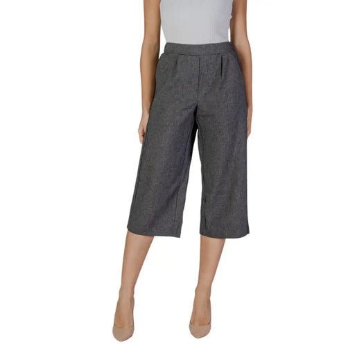 Women’s dark gray wide-leg cropped trousers with pleats and front pockets by Vero Moda