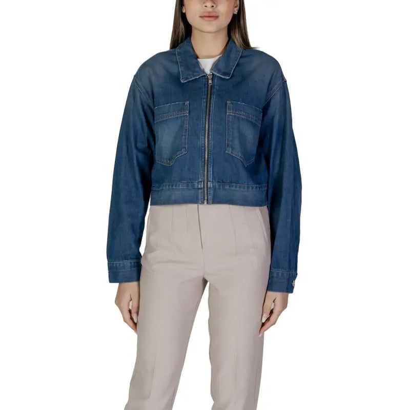 Women’s blue denim zip up blazer with front zipper and two chest pockets made of durable denim material