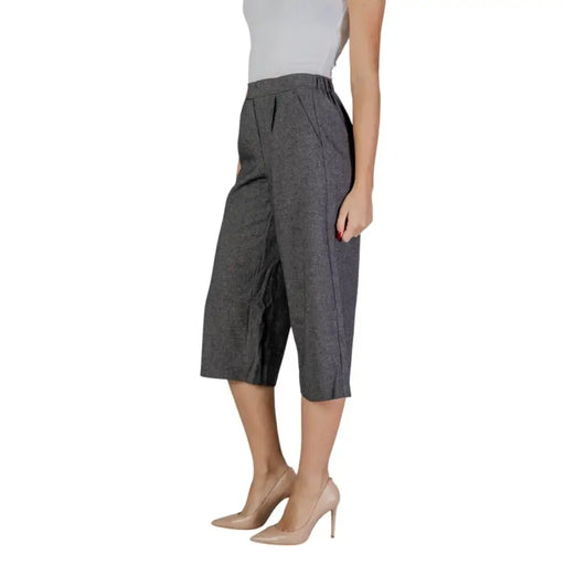 Women’s gray culottes with white top and nude high heels, featured in Vero Moda trousers