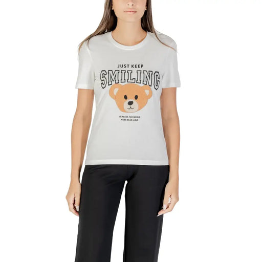 Women’s white short-sleeved T-shirt with teddy bear graphic and round neck for women
