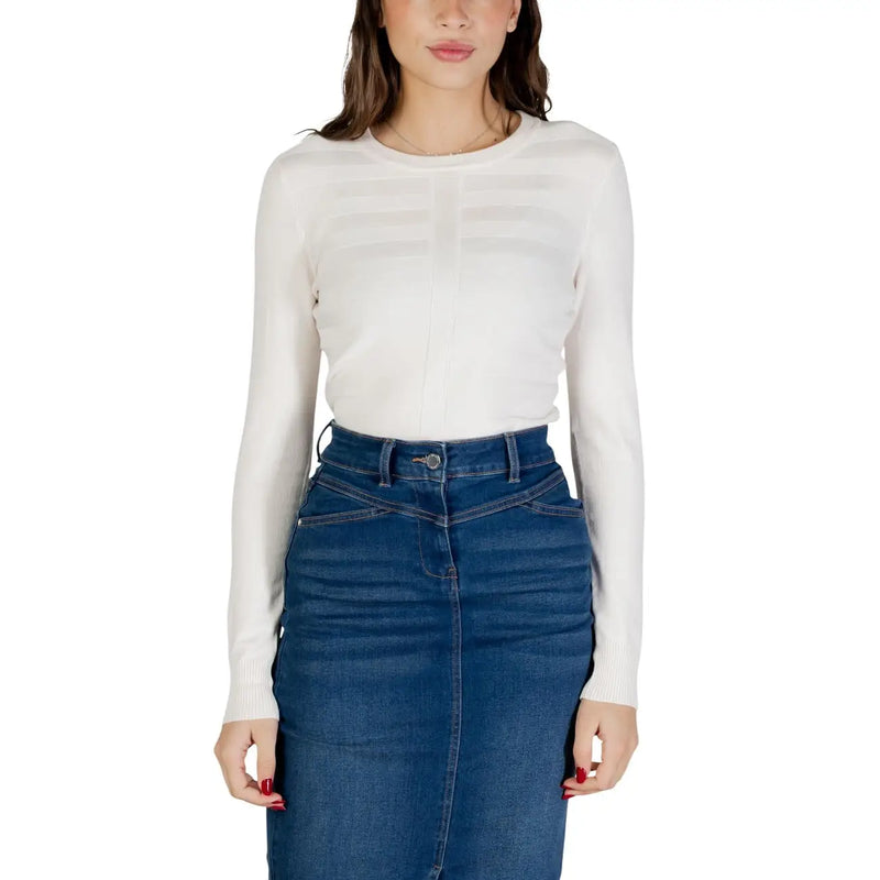 Pull blanc à manches longues top avec une subtile texture côtelée horizontale en viscose pour une tenue décontractée