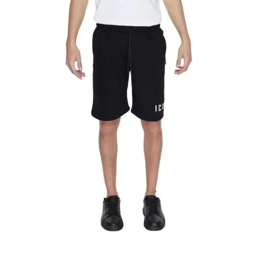 Jeune garçon en vêtements de style urbain, Icon Hommes Shorts, chemise blanche et short noir